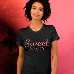 Sweet 60. Geburtstag auf Shirts<br><div class="desc">T - Shirt zum 60. Geburtstag ist perfekt für eine Frau, die zum 60. Geburtstag feiert. Es kommt mit süßen sechzig Text - für eine Person mit einem Sinn für Spaß. Die Farbe Rosa ist großartig für sie. Eine tolle Geschenkidee für eine Frau, die ihren sechzigsten Geburtstag feiert - wählen...</div>