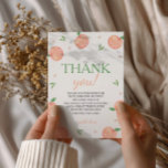 Sweet as Peach Geburtstag Dankeskarte<br><div class="desc">Zeigen Sie Ihre Dankbarkeit mit unseren Geburtstagskarten 'Sweet As Peach'. Mit ihren hübschen Pfirsichdesigns und bezaubernden Grafiken fügen diese Karten Ihrem herzlichen Dank eine reizvolle Touch hinzu. Sie sind perfekt für alle Altersgruppen geeignet und bieten eine unvergessliche Möglichkeit, Ihre Gäste zu schätzen. Wählen Sie unsere bedankten Dankeschön-Karten, um Ihre Dankeschön-Noten...</div>
