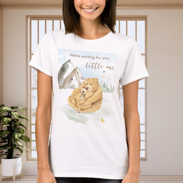 Sweet Beige Mountain Watercolor Bear Hug T-Shirt (Von Creator hochgeladen)