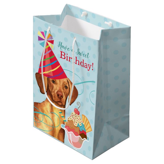 Sweet Birthday Vizsla Mittlere Geschenktasche Geschenktüte (Vorderseite Schrägansicht)