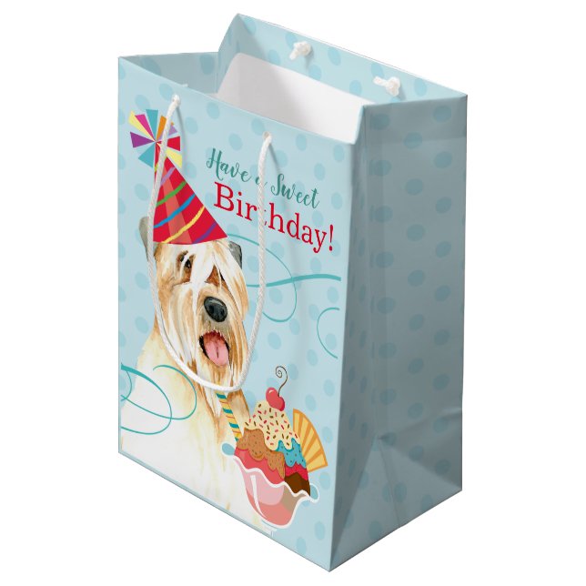 Sweet Birthday Wheaten Terrier Medium Geschenktasc Mittlere Geschenktüte (Vorderseite Schrägansicht)
