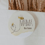 Sweet Bumblebee Baby Shower Mama zum Knopf Button<br><div class="desc">Die Babydusche aus der Hummelnadel wird auf den Knopf gestellt, perfekt für ein genussvolles, geschlechtsneutrales Fest! Dieses fröhliche Design zeichnet sich durch ein bezauberndes Hummelthema aus, das sich durch Wege zum süßen Herzen zieht und eine skurrile, boho-inspiriert Aquarellszene schafft, die sich ideal eignet, um kleine Jungen oder Mädchen auf fröhliche...</div>