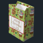 Sweet Christmas Raccoon und Eichhörnchen & Schneef Mittlere Geschenktüte<br><div class="desc">Diese bezaubernde Weihnachtsgeschenktasche aus Holz mit Namen ist perfekt für Kinder, Weihnachtsgeschenke oder Weihnachtsgeschenke Gastgeschenke. Diese witzige Weihnachtsgeschenktasche mit Eichhörnchen und Schlägern bietet ein rustikales Waldtierambiente mit zu Weihnachten verkleideten Waldtieren. Ein grüner Hintergrund und hübsche weiße Schneeflocken runden dieses niedliche Geschenksack ab. Adorable und skurril, Ihre besondere Person wird sicherlich...</div>