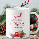 Sweet Christmas Vintag Red Truck, Urlaub Kaffeetasse<br><div class="desc">Passen Sie diese wunderschöne Weihnachtsferien-Tasse mit Ihrem eigenen Text am Ende an, fügen Sie Familiennamen oder alles, was Sie mögen! Design mit attraktiver "Sweet Christmas" Phrase in rot handgeschriebener Script Typografie. Unterhalb der wunderschönen Aquarellfarben alte Mode Vintag roter LKW mit Weihnachtsbäumen auf der Rückseite. In der Mitte kleines Detail mit...</div>