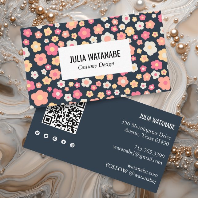 Sweet Daisies Floral QR Code Social Media Chic Visitenkarte (Colorful daisy pattern business card with custom QR code and social media icons)