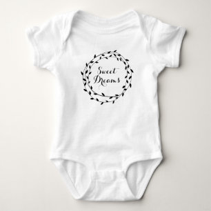 Sweet Dreams Sleep Tight Heart Wreath Baby Girl Strampler