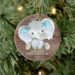 Sweet Elephant Boy Baby's First Christmas Ornament<br><div class="desc">Das First Christmas Ornament des Babys ist mit einem kleinen,  süßen Elefanten-Set auf einem rustikalen Waldhintergrund ausgestattet. Personalisieren Sie mit Ihren Babyinformationen und Datum und Sie sind alle Set zu gehen! Wunderschönes datiertes Sake-Geschenk für die 1. Weihnachtsfeier Ihres Babys.</div>