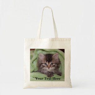 Sweet, Fluffy Gray Kitten in grüner Tasche