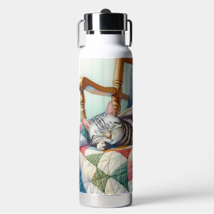 Sweet Gray Cat Sleeping on a Quilt Trinkflasche