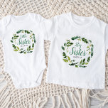 Sweet Greenery Floral Big Sister Name Monogram Baby T-shirt<br><div class="desc">Angenehme, angepasste, bedruckte Schwesterinnen-T - Shirt personalisiert mit dem Namen Ihres Mädchens. Dieses niedliche und stilvolle Design hat einen Aquarellkranz aus Grün und Blume mit Big Sister Text in Aqua Script Schriftart. Fügen Sie unten den Namen Ihrer Tochter hinzu oder benutzen Sie die Designwerkzeuge, um alle Schriftart und Farben auszuwählen,...</div>