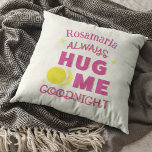 Sweet Hug Me Goodnight Moon Text Design Kissen<br><div class="desc">Diese süße Umarmung für Goodnight Text Design verfügt über fett rosa Text mit einer herzlichen Botschaft, betont durch einen gelben Halbmond und Sterne. Dieses charmante Stück ist perfekt für diejenigen, die eine sentimentale Dekoration Liebe haben, und verleiht Ihrem Raum eine gemütliche Touch, die sich ideal zum Entspannen im Bett oder...</div>