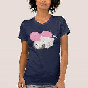 Sweet Kitty Cat Schlafen mit einem großen Herz im T-Shirt