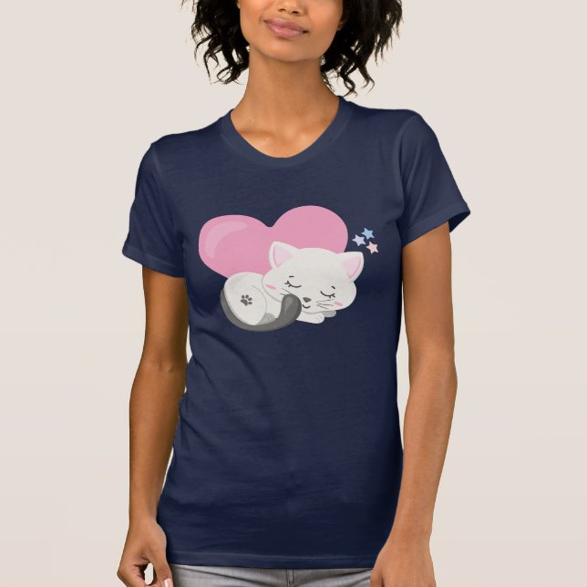 Sweet Kitty Cat Schlafen mit einem großen Herz im  T-Shirt (Vorderseite)
