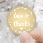 Sweet Liebe & Danke Gold Imitate Einfaches Skript Runder Aufkleber<br><div class="desc">Fügen Sie eine personalisierte Touch zu Gastgeschenke und danke Ihnen Notizen mit benutzerdefinierten "Liebe und Dank" rund Aufkleber / Umschlag Aufkleber. Sämtliche Formulierungen auf dieser Vorlage sind einfach für jeden Anlass, wie Hochzeit, Brautparty, Abschluss, Geburtstagsparty, Jubiläum oder Pensionierung anzupassen. Die goldene Imitat-Folie zeichnet sich durch eine moderne Schriftzeichen-Kalligraphie in der...</div>