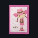Sweet Little Brünett Cowgirl Tri-fold Geldbeutel<br><div class="desc">Sweet Illustration eines niedlichen kleinen Cowgirl auf einem hellrosa Hufeisenmuster Hintergrund. Personalisieren Sie es mit dem Namen Ihres kleinen Mädchens für eine von einem freundlichen Geschenk wird sie Liebe.</div>