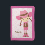 Sweet Little Brünett Cowgirl Tri-fold Geldbeutel<br><div class="desc">Sweet Illustration eines niedlichen kleinen Cowgirl auf einem hellrosa Hufeisenmuster Hintergrund. Personalisieren Sie es mit dem Namen Ihres kleinen Mädchens für eine von einem freundlichen Geschenk wird sie Liebe.</div>