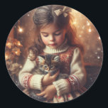 Sweet Little Girl and Kitten Christmas Runder Aufkleber<br><div class="desc">Niedlich nostalgische Weihnachtsaufkleber in altmodischer Form. Ein kleines Mädchen,  das ein Kätzchen an einer schneebedeckten Winternacht hält.</div>