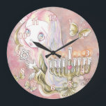 Sweet Menorah Girl Große Wanduhr<br><div class="desc">Ein Originalgemälde in Acrylfarben mit dem Titel: "Sweet Menorah Girl". Eine schöne und süße Darstellung eines jungen jüdischen Mädchens und einer goldenen Menorah, gefüllt mit hübschen weißen Kerzen. Original Art © von Angela Flemming. Alle darin enthaltenen Materialien dürfen ohne meine Genehmigung nicht reproduziert, kopiert, bearbeitet, modifiziert, veröffentlicht, übertragen oder hochgeladen...</div>