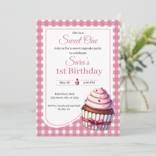 Sweet One Pink Cupcake Girl 1st Birthday Party  Einladung (Stehend Vorderseite)