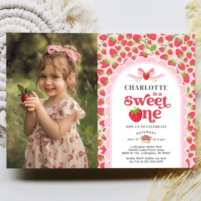 Sweet One Strawberry 1. Geburtstag Foto Einladung (Sweet One Strawberry 1st Birthday Photo Invitation)