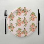 Sweet Peach Baby Dusche Einladung Pappteller<br><div class="desc">Dieses Design ist mit einem bemalten Haufen süßer Pfirsiche,  die an einem Zweig hängen,  ausgestattet. Der perfekte Papierteller zum Mittag-,  Abendessen- und Pfirsichdesserts,  die Ihr Baby unterwegs feiern! Sehen Sie sich die gesamte Kollektion an,  um mehr passende Artikel zu finden!</div>