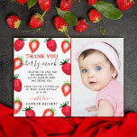 Sweet Strawberry Berry Erster Geburtstag Foto Dankeskarte<br><div class="desc">Dankeschön im Stil mit diesen trendigen 1. Geburtstag Dankeschön Karten. Das Template Foto und die Formulierung sind leicht zu personalisieren und Ihre Familie und Freunde werden begeistert sein,  wenn sie diese fantastischen Dankesworte erhalten.</div>