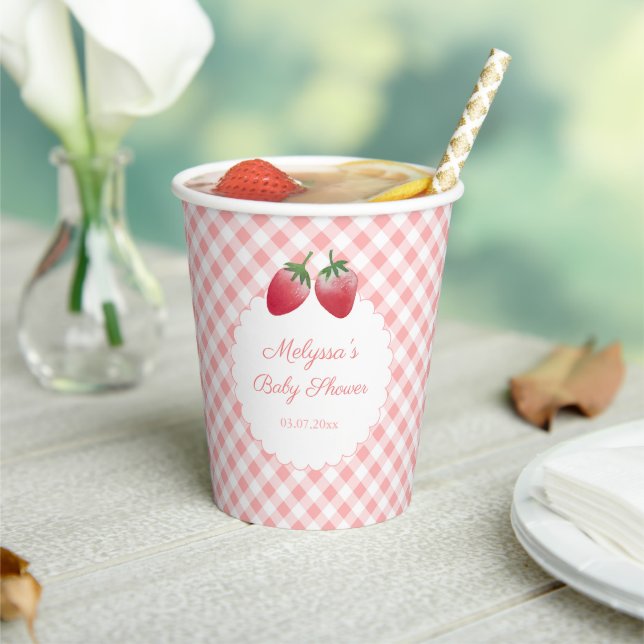 Sweet Strawberry Pink Gingham Picnic Baby Dusche Pappbecher (In Situ)