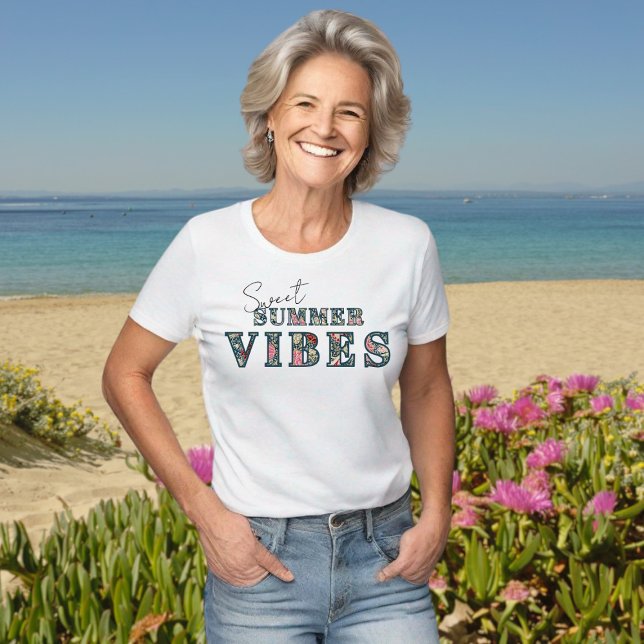 Sweet Summer Vibes - Blumentypografie T-Shirt ("Sweet Summer Vibes" floral typography tshirt, in a beach setting. This model is #generativeai)