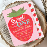 Sweet to be One Strawberry Kids First Birthday Einladung<br><div class="desc">Feiern Sie Ihren besonderen Tag mit diesem Sweet zu One Strawberry Kids First Birthday Design. Das Design zeichnet sich durch eine große rote Erdbeere vor einem rosa Hintergrund aus. Das Gegenteil ist ein Muster von Erdbeeren. Sie können dies durch einen Klick auf "PERSONALISIEREN" weiter anpassen. Matching Items in unserem Shop...</div>