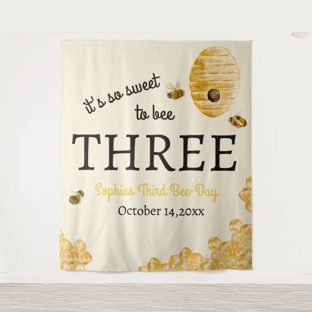 Sweet To Bee Three Third Birthday Bees Honeycomb Wandteppich (Vorderseite)