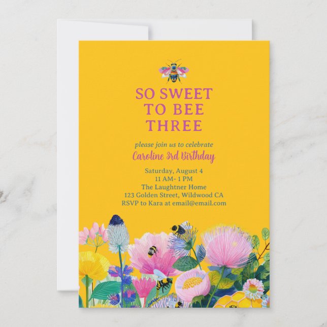 Sweet to Bee Three Whimsical Third Birthday Einladung (Vorderseite)