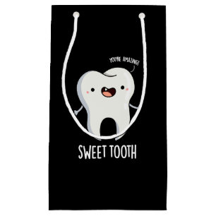 Sweet Tooth Funny Dental Pun Dark BG Kleine Geschenktüte