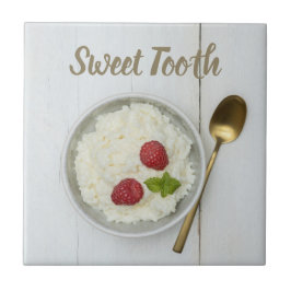 Sweet Tooth Reis Pudding mit Himbeeren Nachtisch Fliese