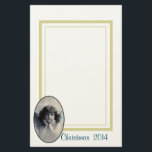 Sweet Vintag Angel Christmas Briefpapier<br><div class="desc">Schönes Vintages Design eines süßen Weihnachtsengels mit weichen weißen Flügeln und rosigen Wangen,  die ihr Gesicht in den Händen halten. Friedlich und freundlich aussehen. Der Hintergrund ist mit weichen ätherischen Wolken gefüllt. Text sagt Weihnachten 2014 und Sie können anpassen / personalisieren / löschen Sie den Text,  wie Sie möchten.</div>