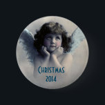 Sweet Vintag Angel Christmas Memento Button<br><div class="desc">Ein schönes Weihnachtsmemento. Schönes Vintages Design eines süßen Weihnachtsengels mit weichen weißen Flügeln und rosigen Wangen, die ihr Gesicht in den Händen halten. Friedlich und freundlich aussehen. Der Hintergrund ist mit weichen ätherischen Wolken gefüllt. Text sagt Weihnachten 2014 und Sie können anpassen / personalisieren / löschen Sie den Text, wie...</div>