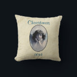 Sweet Vintag Angel Christmas Memento Kissen<br><div class="desc">Elegantes und schicker Weihnachtsmemento. Schönes Vintages Design eines süßen Weihnachtsengels mit weichen weißen Flügeln und rosigen Wangen, die ihr Gesicht in den Händen halten. Friedlich und freundlich aussehen. Dieser süße Kirsch schwimmt zwischen weichen ätherischen Wolken. Der Hintergrund ist eine antike beige Vintage Textur mit verblasster Handschrift. Text sagt Weihnachten 2014...</div>