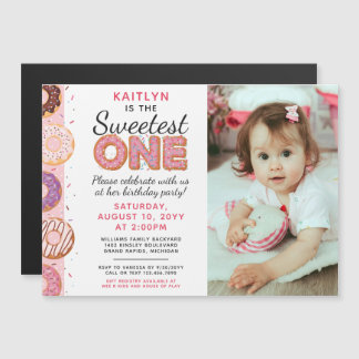 SWEETEST EIN Pink Iced Donuts Erstes Geburtstags-F Magneteinladung