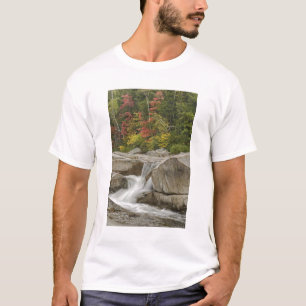 Swift River, der durch Felsen zieht T-Shirt