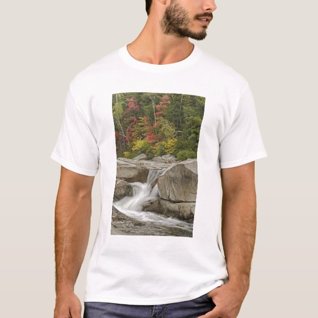 Swift River, der durch Felsen zieht T-Shirt (Vorderseite)