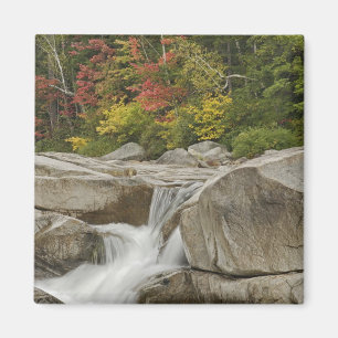 Swift River, die durch Felsen fließt, Weiß Magnet