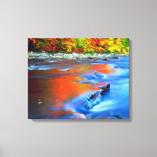 Swift River reflektiert Herbstfarben Leinwanddruck (Vorderseite)