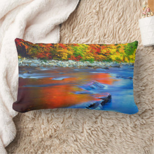Swift River reflektiert Herbstfarben Lendenkissen