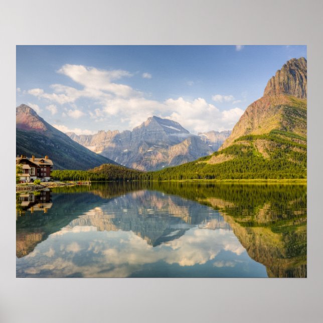 Swiftcurrent Lake mit vielen Glacier Hotel und Poster (Vorne)