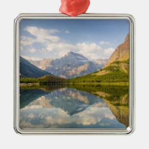 Swiftcurrent Lake mit vielen Glacier Hotels und Ornament Aus Metall
