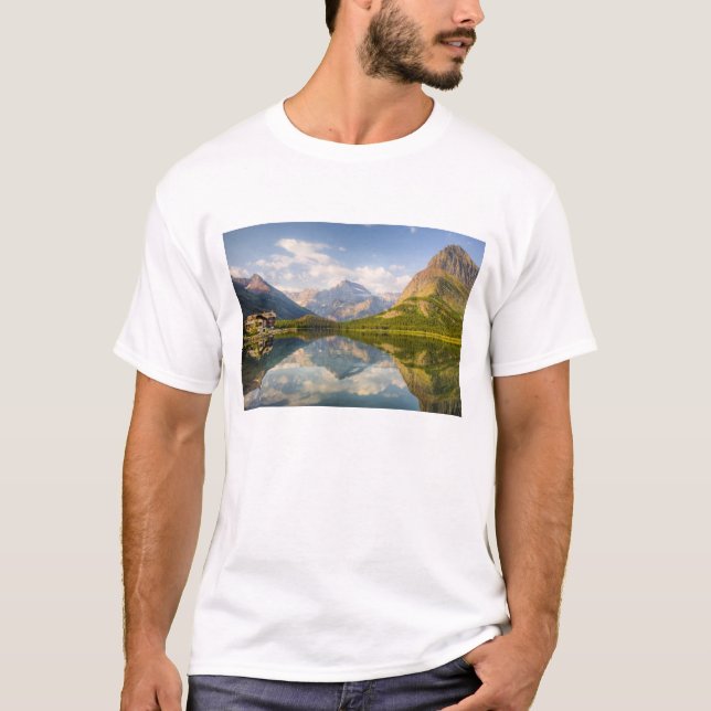 Swiftcurrent Lake mit vielen Glacier Hotels und T-Shirt (Vorderseite)