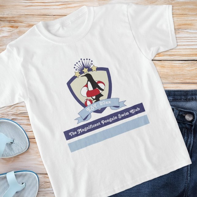 Swimming Club Wappen Niedlicher Cartoon Pinguin T-Shirt (Von Creator hochgeladen)