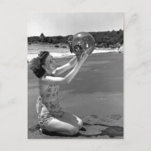 Swimsuit Girl on Beach - Vintag Postkarte