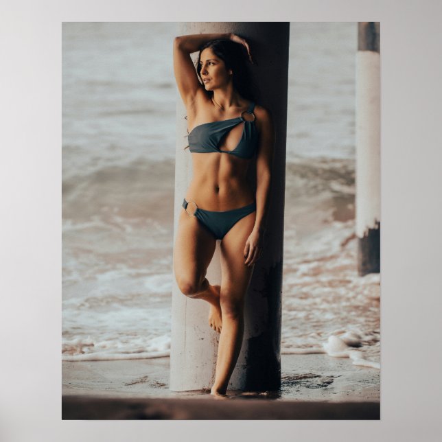 Swimsuit Model At The Beach Poster (Vorne)