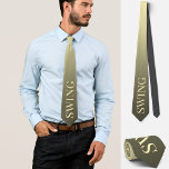 Swing Musiker Tänzer Stil elegant Gold Krawatte<br><div class="desc">Diese stylische Krawatte zeigt das Wort "Swing" in hellgelber Farbe vor dem Hintergrund eines goldbraunen Farbverlaufs. Diese klassische schwarze Krawatte eignet sich ideal für Männer, die Swing-Musik oder Tanz schätzen. Sie kann ein ausgeklügeltes Accessoire für dedizierte Swing-Tänzer oder ein koordiniertes Stück für Musiker in einer (großen) Band oder einem Swing-Orchester...</div>