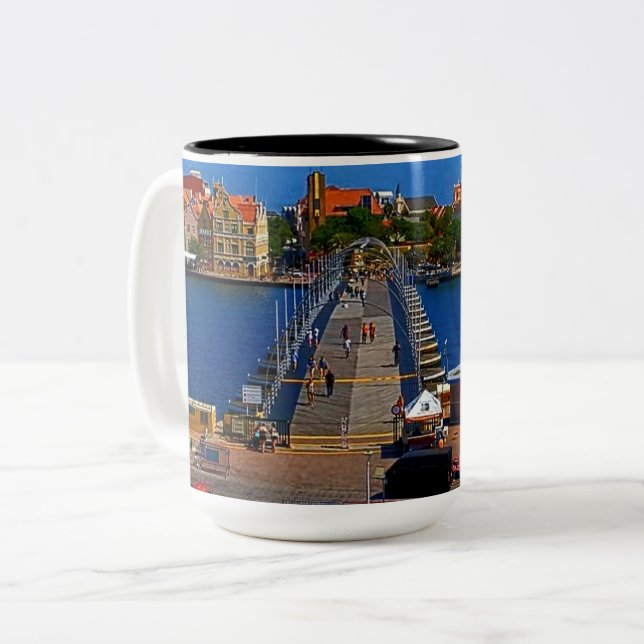 Swinging Old lady Curacao Bridge Zweifarbige Tasse (Vorderseite Links)